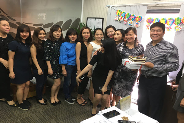 CBNV công ty PSL chúc mừng sinh nhật PGĐ Trần Tuấn Việt